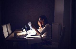 女生熬夜娱乐吃瓜酱视频